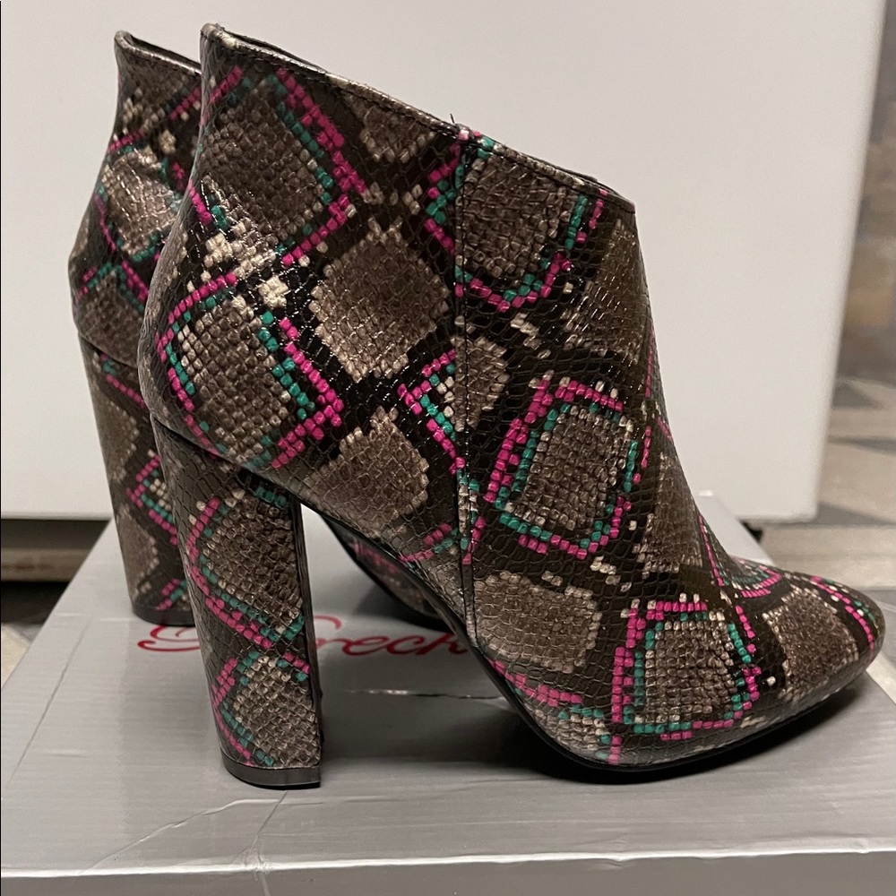 Breckelle’s multicolor Women’s ankle boots size 6M